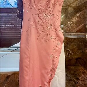 **"Elegant Niki Gown by Niki Livas – Stunning Design in Excellent Condition!"**